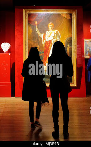 Les personnes à la recherche d'un grand portrait officiel de Napoléon en robes de cérémonie dans la salle du trône du Palais des Tuileries, par François Pascal Gerard Banque D'Images