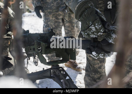 La CPS. Anthony Wilson avec le Siège de l'entreprise et de l'Administration centrale, 479ème bataillon du génie, 411e, 412e Brigade Ingénieur Ingénieur Théâtre assemble commande un M2A1 machine gun à l'intérieur de la simulation d'une position de tir rapide au cours de l'exercice de formation de force prêt violation à Fort Drum, New York, mars 20, 2018. Violation Force prête valide la compétence linguistique et l'état de préparation de la 479ème bataillon du génie d'effectuer des opérations d'urgence dans le monde entier. (U.S. Collection d'images de l'Armée de célébrer le dévouement la bravoure et le sacrifice de l'engagement des Forces armées des États-Unis et du personnel civil. Banque D'Images