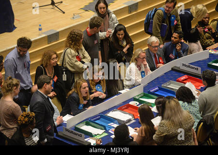 Compter les bénévoles trier les bulletins au Kensington Town Hall, London Le comptage commence à travers le Royaume-Uni dans les élections aux conseils locaux. Banque D'Images