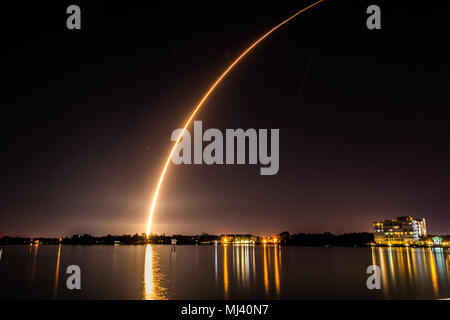 Une fusée Atlas V tire sur le ciel nocturne, vu de Merritt Island en Floride. Banque D'Images