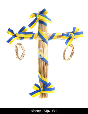 Maypole de paille avec bandes jaune et bleu dans les couleurs suédois comme décoration pour les paramètres de table. Isolé sur fond blanc. Banque D'Images