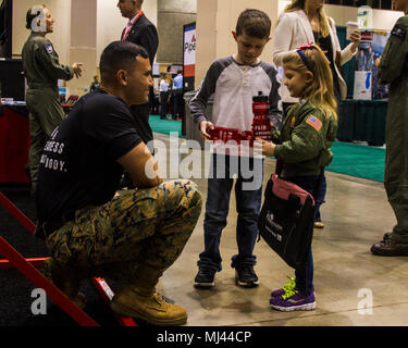 RENO, NV - 4 ans Laren Brooks Leuschel et 6 ans Gunner Leushchel de Greenville, Caroline du Sud parlent avec le Sgt. Angel Laracuente, une fourniture pour Marine Marine Corps 12ème arrondissement, à l'égard des femmes dans l'Aviation, International (WAI) 29e colloque annuel à Reno, Nevada, le 23 mars. Marines à WAI de susciter une prise de conscience pour les possibilités de carrière dans le Corps des marines tout en s'engageant avec hautement qualifiées et les personnes influentes. Le symposium du 29e WAI tombe sur les 100 ans de service des femmes dans le Corps des Marines des États-Unis, une étape importante célébrée par des aviateurs un Banque D'Images