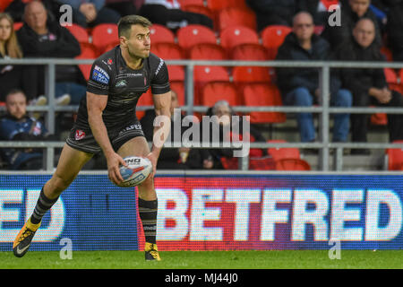 3 mai 2018, totalement méchants, stade St Helens, Angleterre ; Betfred Super League rugby, Round 14, St Helens v des Dragons Catalans ; Ryan Morgan de St Helens recherche la longue passe. Banque D'Images