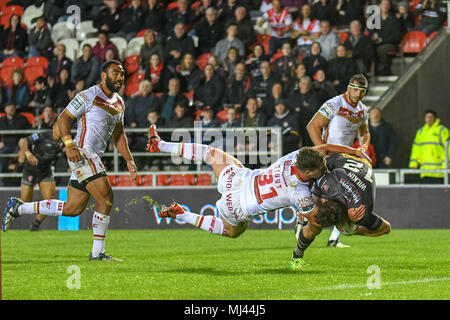 3 mai 2018, totalement méchants, stade St Helens, Angleterre ; Betfred Super League rugby, Round 14, St Helens v des Dragons Catalans ; Jon Wilkin de St Helens est mis au sol par Tony Gigot Banque D'Images