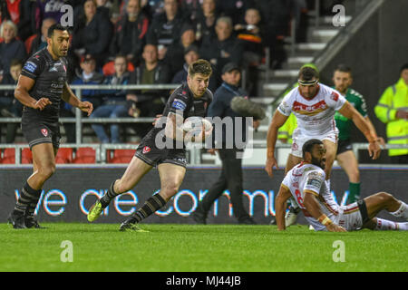 3 mai 2018, totalement méchants, stade St Helens, Angleterre ; Betfred Super League rugby, Round 14, St Helens v des Dragons Catalans ; Mark Percival de St Helens fait une pause pour la ligne Banque D'Images