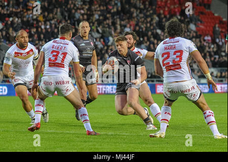 3 mai 2018, totalement méchants, stade St Helens, Angleterre ; Betfred Super League rugby, Round 14, St Helens v des Dragons Catalans ; Morgan Knowles de St Helens attaque la défense des Dragons Catalans Banque D'Images