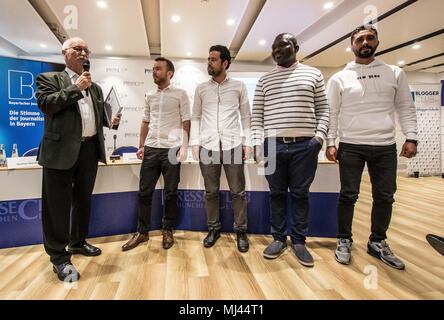 Munich, Bavière, Allemagne. 3 mai, 2018. Le journaliste bavarois bavarois (Union Journalisten Verband, l'office bavarois de la Deutscher Journalisten Verband) a tenu sa cérémonie annuelle de remise à Munich's PresseClub sur la Marienplatz. Parmi les lauréats précédents a été exilé qui Duendar Cumhuriyat journaliste peut enregistré une vidéo à l'adresse BJV et les médias allemands en général, leur demander d'embaucher au moins un journaliste turc à se rendre en Turquie et rapport de l'intérieur de ce qui se passe réellement il n'y- y compris dans le processus de la cour contre ses collègues journalistes. Les gagnants :.1.Thilo Schmid Banque D'Images