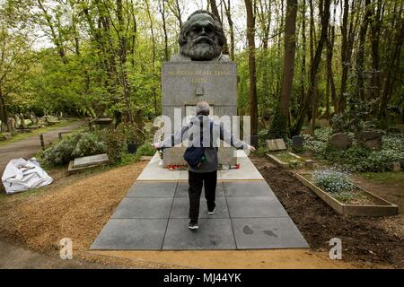 London, Londres, Royaume-Uni. 3 mai, 2018. Un visiteur promenades sur le nouveau pavage sur la tombe de Karl Marx, qui est en cours de rénovation à venir du 200e anniversaire de sa naissance, au Cimetière de Highgate, à Londres, Angleterre le 3 mai 2018. Crédit : Tim Irlande/Xinhua/Alamy Live News Banque D'Images