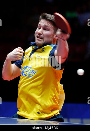 Halmstad, Suède. 3 mai, 2018. Kristian Karlsson de Suède est en concurrence au cours de la Men's group tour de 16 match contre Chen Chien-An de Taipei chinois au 2018 World Team Tennis de Table championnats en Halmstad, Suède, le 3 mai 2018. Le Taipei chinois a perdu 2-3. Credit : Ye Pingfan/Xinhua/Alamy Live News Banque D'Images