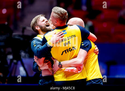 Halmstad, Suède. 3 mai, 2018. Les joueurs de Suède célébrer après le groupe d'hommes ronde de 16 match contre le Taipei chinois à la 2018 World Team Tennis de Table championnats en Halmstad, Suède, le 3 mai 2018. Le Taipei chinois a perdu 2-3. Credit : Ye Pingfan/Xinhua/Alamy Live News Banque D'Images