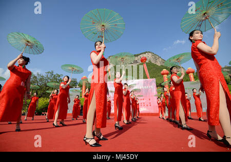 Handan, Handan, Chine. 2 mai, 2018. Chengdu, Chine 2e Mai 2018 : Des centaines de femmes portant des cheongsams cheongsam assister à un show à Handan, Chine du Nord, Province de Hebei. Cheongsam qipao, également connu sous le nom, est une sorte de robe traditionnelle chinoise en provenance de la population mandchoue des Qing au début du 17e siècle. Il a évolué à travers les âges et est encore utilisé dans la mode féminine asiatique contemporain qui est créé pour souligner de façon unique dispose d''feminie tout en préservant son authenticité culturelle. Crédit : SIPA Asie/ZUMA/Alamy Fil Live News Banque D'Images