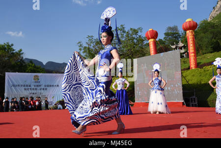 Handan, Handan, Chine. 2 mai, 2018. Chengdu, Chine 2e Mai 2018 : Des centaines de femmes portant des cheongsams cheongsam assister à un show à Handan, Chine du Nord, Province de Hebei. Cheongsam qipao, également connu sous le nom, est une sorte de robe traditionnelle chinoise en provenance de la population mandchoue des Qing au début du 17e siècle. Il a évolué à travers les âges et est encore utilisé dans la mode féminine asiatique contemporain qui est créé pour souligner de façon unique dispose d''feminie tout en préservant son authenticité culturelle. Crédit : SIPA Asie/ZUMA/Alamy Fil Live News Banque D'Images