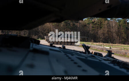 19 avril 2018, l'Allemagne, de Munster : deux chars Leopard 2 A7 au Munster zone d'entraînement militaire. Photo : Philipp Schulze/dpa Banque D'Images