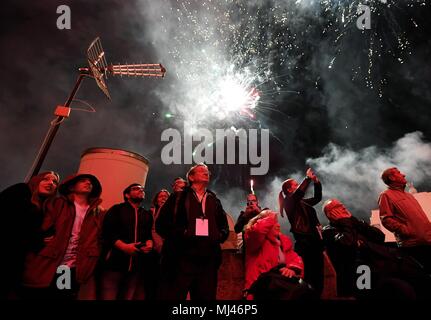 (180504) -- LOS REALEJOS, 4 mai 2018 (Xinhua) -- les gens regardent d'artifice au cours de la traverse et les incendies de mai Festival de Los Realejos, Tenerife, Canaries, Espagne, le 3 mai 2018. (Xinhua/Guo Qiuda) (Yn) Banque D'Images