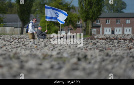 Déposée - 03 mai 2018, l'Allemagne, Hambourg : Un survivant de camp de concentration de Neuengamme est assis dans un fauteuil roulant tenant le drapeau israélien dans ses mains avant de la cérémonie de commémoration pour le 73ème anniversaire de la libération du camp de concentration de Neuengamme. Photo : Axel Heimken/dpa Banque D'Images