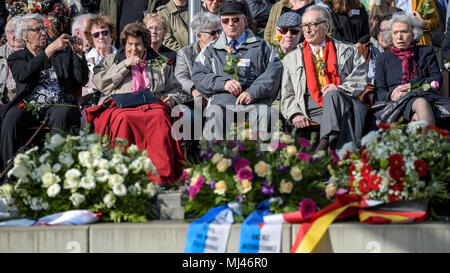 Déposée - 03 mai 2018, l'Allemagne, Hambourg : survivant du camp de concentration de Neuengamme siéger ensemble au cours de la cérémonie de commémoration pour le 73ème anniversaire de la libération du camp de concentration de Neuengamme. Photo : Axel Heimken/dpa Banque D'Images