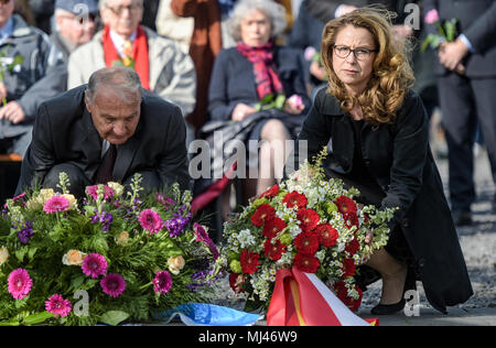 Déposée - 03 mai 2018, l'Allemagne, Hambourg : le président de l'Amicale de Neuengamme, KZ 'Internationale', Jean-Michel Gaussot, et le président du parlement de la ville de Hambourg Carola Veit (R) fixer en couronnes au cours de la cérémonie de commémoration pour le 73ème anniversaire de la libération du camp de concentration de Neuengamme. Photo : Axel Heimken/dpa Banque D'Images