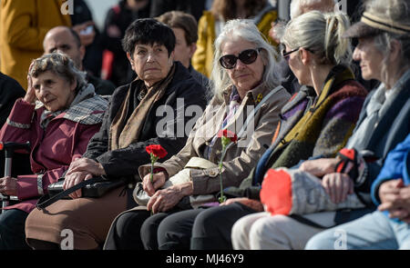 Déposée - 03 mai 2018, l'Allemagne, Hambourg : les survivants du camp de concentration de Neuengamme siéger ensemble au cours de la cérémonie de commémoration pour le 73ème anniversaire de la libération du camp de concentration de Neuengamme. Photo : Axel Heimken/dpa Banque D'Images