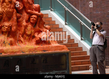 Hong Kong, Hong Kong SAR, Chine. 4 mai, 2018. HONG KONG, CHINE - Mai 04, 2018 : le nettoyage annuel de l'artiste danois Jens Galschiot's ''pilier de la Honte'' à l'Université de Hong Kong Pok Fu Lam à Hong Kong. La sculpture est un monument à la 1989 massacre de la Place Tiananmen et est nettoyée par les membres de l'Alliance de Hong Kong en soutien des mouvements démocratiques patriotiques parti politique en Chine chaque année un mois avant le 4ème anniversaire de juin. 2018 est le 29ème anniversaire de l'incident. Credit : Jayne Russell/ZUMA/Alamy Fil Live News Banque D'Images