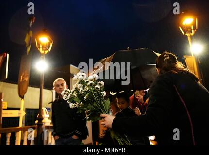 (180504) -- LOS REALEJOS, 4 mai 2018 (Xinhua) -- Une femme prépare des décorations fleurs pour les croix et les incendies au cours du mois de mai Festival de Los Realejos, Tenerife, Canaries, Espagne, le 2 mai 2018. (Xinhua/Guo Qiuda) (Yn) Banque D'Images