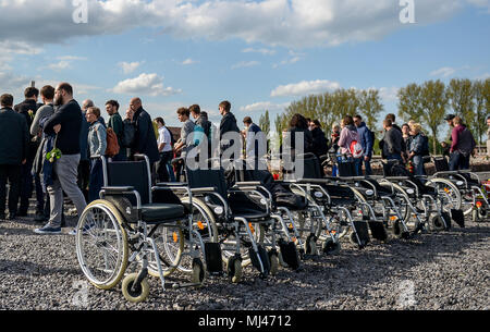 Déposée - 03 mai 2018, l'Allemagne, Hambourg : de nombreux fauteuils roulants des survivants du camp de concentration de Neuengamme, de se tenir dans une ligne au cours de la cérémonie de commémoration pour le 73ème anniversaire de la libération du camp de concentration de Neuengamme. Photo : Axel Heimken/dpa Banque D'Images