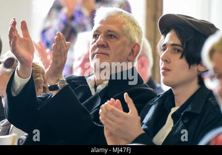 Déposée - 03 mai 2018, l'Allemagne, Hambourg : Kolja Richter (R), le petit-fils d'un ancien prisonnier de camp de concentration de Neuengamme et fils de l'acteur Ilja Richter (L), applaudes durant la cérémonie de commémoration pour le 73ème anniversaire de la libération du camp de concentration de Neuengamme. Photo : Axel Heimken/dpa Banque D'Images