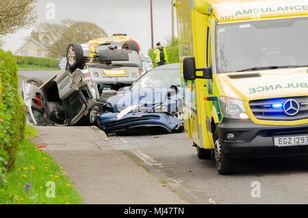 Atlantic Road, Portrush, Co.Londonderry (Irlande du Nord, Royaume-Uni, 4/5/18. Rta 9h00 un matin tôt accident est survenu sur la route de l'Atlantique qui est la route principale en Coleraine. Services policiers et ambulanciers étaient présents. Un véhicule s'est retrouvé sur le toit, heureusement, selon la police sur les lieux Il n'y a pas eu de blessures graves.. Brian Wilkinson Crédit/Alamy Live News. Banque D'Images