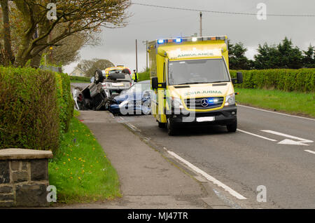 Atlantic Road, Portrush, Co.Londonderry (Irlande du Nord, Royaume-Uni, 4/5/18. Rta 9h00 un matin tôt accident est survenu sur la route de l'Atlantique qui est la route principale en Coleraine. Services policiers et ambulanciers étaient présents. Un véhicule s'est retrouvé sur le toit, heureusement, selon la police sur les lieux Il n'y a pas eu de blessures graves.. Brian Wilkinson Crédit/Alamy Live News. Banque D'Images