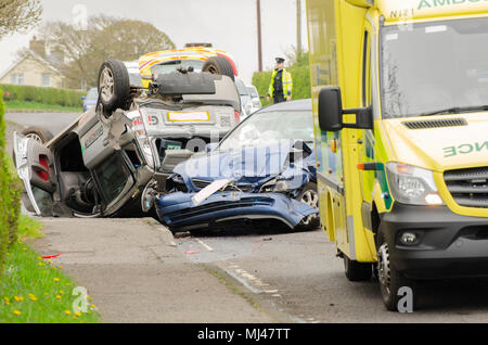 Atlantic Road, Portrush, Co.Londonderry (Irlande du Nord, Royaume-Uni, 4/5/18. Rta 9h00 un matin tôt accident est survenu sur la route de l'Atlantique qui est la route principale en Coleraine. Services policiers et ambulanciers étaient présents. Un véhicule s'est retrouvé sur le toit, heureusement, selon la police sur les lieux Il n'y a pas eu de blessures graves.. Brian Wilkinson Crédit/Alamy Live News. Banque D'Images