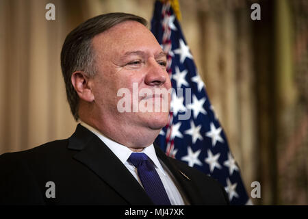 Washington, DC, USA. 2 mai, 2018. Mike Pompeo, secrétaire d'État américaine, écoute comme le président américain Donald Trump parle, avant de prêter serment, au Département d'Etat, à Washington, DC, États-Unis, le mercredi 2 mai 2018. À côté de Pompeo est son épouse, Susan Pompeo. Crédit : Al Drago/Piscine via CNP | Conditions de crédit dans le monde entier : dpa/Alamy Live News Banque D'Images