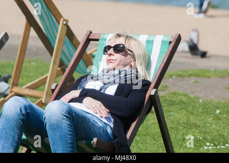 London UK. 4e mai 2018. Les gens profiter du magnifique soleil du printemps dans la région de Hyde Park sur un glorieux début à la fin de semaine de la banque qui devrait aboutir à des températures chaudes Crédit : amer ghazzal/Alamy Live News Banque D'Images