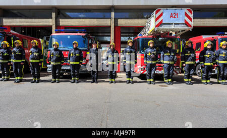 Paddington, Londres, 4 mai 2018. Watch Manager John Magyar et les 14 pompiers de White Watch A21 à Paddington Station incendie s'aligner et d'observer une minute de silence pour marquer le Jour commémoratif des pompiers. La journée est en l'honneur de la bravoure et le sacrifice des collègues décédés et ceux qui ont perdu leur vie dans l'exercice de ses fonctions. Jour commémoratif des pompiers a été lancé l'année dernière et est également suivie par de nombreux anciens et hors-service de pompiers, de la famille et les amis. Credit : Imageplotter News et Sports/Alamy Live News Banque D'Images