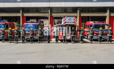 Paddington, Londres, 4 mai 2018. Watch Manager John Magyar et les 14 pompiers de White Watch A21 à Paddington Station incendie s'aligner et d'observer une minute de silence pour marquer le Jour commémoratif des pompiers. La journée est en l'honneur de la bravoure et le sacrifice des collègues décédés et ceux qui ont perdu leur vie dans l'exercice de ses fonctions. Jour commémoratif des pompiers a été lancé l'année dernière et est également suivie par de nombreux anciens et hors-service de pompiers, de la famille et les amis. Credit : Imageplotter News et Sports/Alamy Live News Banque D'Images