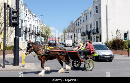 Brighton UK 4 mai 2018. Météo France : Ces dames de ralentir le rythme qu'ils se tournent vers d'autres chevaux de puissance sur une chaude journée ensoleillée à Londres que le temps devrait tourner à chaud sur les prochains jours tout au long de la Grande-Bretagne Crédit : Simon Dack/Alamy Live News Banque D'Images