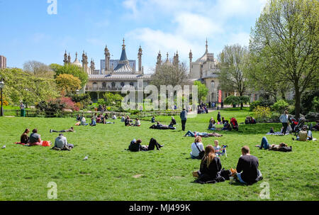 Brighton UK 4 mai 2018. Météo France : les visiteurs profiter d'un beau jour ensoleillé chaud dans le Royal Pavilion Gardens à Londres que le temps devrait tourner à chaud sur les prochains jours tout au long de la Grande-Bretagne Crédit : Simon Dack/Alamy Live News Banque D'Images