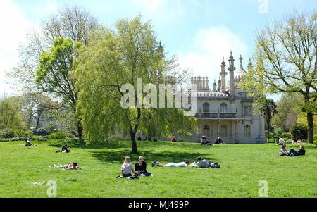 Brighton UK 4 mai 2018. Météo France : les visiteurs profiter d'un beau jour ensoleillé chaud dans le Royal Pavilion Gardens à Londres que le temps devrait tourner à chaud sur les prochains jours tout au long de la Grande-Bretagne Crédit : Simon Dack/Alamy Live News Banque D'Images