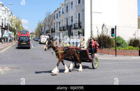 Brighton UK 4 mai 2018. Météo France : Ces dames de ralentir le rythme qu'ils se tournent vers d'autres chevaux de puissance sur une chaude journée ensoleillée à Londres que le temps devrait tourner à chaud sur les prochains jours tout au long de la Grande-Bretagne Crédit : Simon Dack/Alamy Live News Banque D'Images