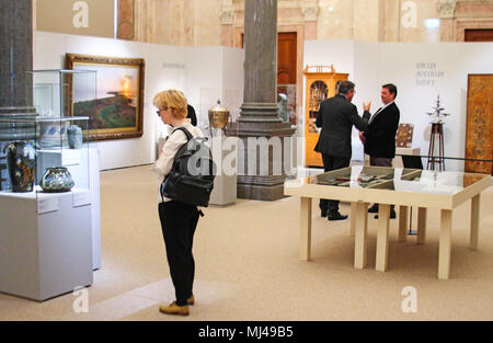 03 mai 2018, la Lettonie, Riga : un visiteur parcourt des vases par Peter Steinberg et Zins Cirulis au musée d'art de Riga stock exchange. Une exposition présentant des éléments art nouveau se poursuivra jusqu'au 5 août et présente environ 200 pièces de la période de l'histoire de l'art autour de 1900. Photo : Alexander Welscher/dpa Banque D'Images