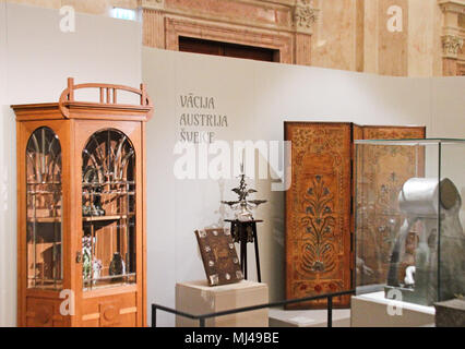 03 mai 2018, la Lettonie, Riga : allemand, autrichien et suisse les objets sont exposés au musée d'art de Riga stock exchange. Une exposition présentant des éléments art nouveau se poursuivra jusqu'au 5 août et présente environ 200 pièces de la période de l'histoire de l'art autour de 1900. Photo : Alexander Welscher/dpa Banque D'Images