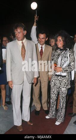 L'acteur couple Elizabeth Taylor et Richard Burton est entouré en septembre 1971 lors d'une visite à la Yougoslavie par la presse. Le 27 février 2002, le film de télévision et actrice célèbre son 70e anniversaire. Taylor a reçu des cours de ballet dès qu'elle a été en mesure de quitter, et son premier rôle au cinéma en tant qu'onze ans. La percée a fait la reine d'Hollywood en 1956 aux côtés de James Dean avec 'Géants'. Elle a reçu deux fois le "Oscar" de la Meilleure Actrice dans 'Téléphone' et 8 Butterfield le psychodrame 'Qui a peur de Virginia Woolf". Avec un style de vie excessif, huit mariages et de nombreux Banque D'Images