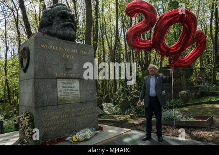 Londres, Royaume-Uni. 4e mai 2018. Jim Chalmers célébrant le 200e anniversaire de Karl Marx holding red balloons représentant 200 en face de la tombe de Marx dans le Cimetière de Highgate à Londres. Date de la photo : le vendredi 4 mai 2018. Photo : Roger Garfield/Alamy Live News Banque D'Images