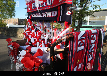 Chesterfield, Royaume-Uni. 4 mai, 2018. En vente de marchandises avant l'UEFA EURO 2018 Moins de 17 ans Groupe Championnat un match entre l'Angleterre et Israël à Proact Stadium le 4 mai 2018 à Chesterfield, Angleterre. (Photo prise par Paul Chesterton/phcimages.com) : PHC Crédit Images/Alamy Live News Banque D'Images