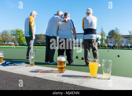 Bière et bowling sur une chaude journée à Billingham, Angleterre du Nord-Est, Royaume-Uni. Banque D'Images