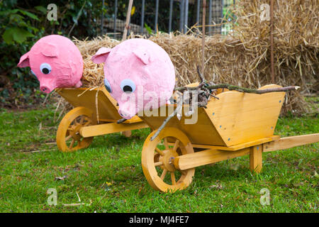 Animaux de paille Peppa Pig à Scorton, Royaume-Uni.Scorton Bikes & Barrows Festival.4th mai 2018.Week-end des jours fériés de mai.Un festival de village de bicyclettes et de brouettes décorées exposées dans les rues rurales.Le festival de la bicyclette et de la brouette a lieu chaque année à Scorton.Le village accueille un certain nombre d'événements amusants et les villageois décorent leurs jardins et leurs maisons avec des vélos, des caricatures et des effigies décorés, souvent basés sur les affaires actuelles, humoristiques ou décorés de fleurs printanières.Crédit : MediaWorldImages/AlamyLiveNews Banque D'Images