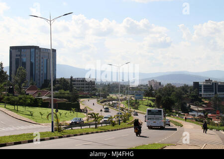 Kigali. Apr 27, 2018. Photo prise le 27 avril 2018 montre une route principale à Kigali, capitale du Rwanda. Vingt-quatre ans après le génocide rwandais qui a tué plus de 1 millions de personnes, le Rwanda est passé d'un pays dévasté à ce qui est perçu comme un "modèle et miracle" du développement. Credit : Lyu Tianran/Xinhua/Alamy Live News Banque D'Images