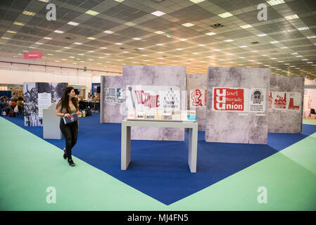 Thessalonique, Grèce. 4 mai, 2018. Une femme passe devant un stand lors de la Foire du livre de Thessalonique en Grèce, Grèce, le 4 mai 2018. Pour la 15ème année, la Foire internationale du livre a été inauguré jeudi à Thessalonique en Grèce. Credit : Dimitris Tosidis/Xinhua/Alamy Live News Banque D'Images