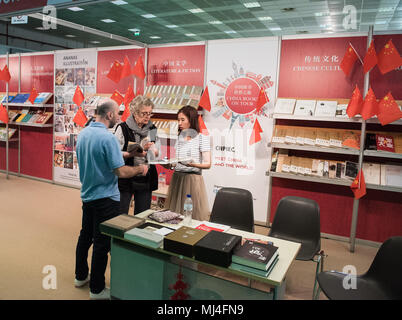 Thessalonique, Grèce. 4 mai, 2018. Personnes visitent une exposition chinoise stand pendant la Foire du livre de Thessalonique en Grèce, Grèce, le 4 mai 2018. Pour la 15ème année, la Foire internationale du livre a été inauguré jeudi à Thessalonique en Grèce. Credit : Dimitris Tosidis/Xinhua/Alamy Live News Banque D'Images