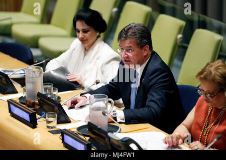 L'Assemblée générale des Nations Unies, au siège des Nations Unies à New York. 4 mai, 2018. Miroslav Lajcak (C), Président de la 72e session de l'Assemblée générale des Nations Unies (AGNU), préside un dialogue interactif informel avec les candidats du président de la 73e session de l'Assemblée générale au siège des Nations Unies à New York, le 4 mai 2018. Deux candidats, respectivement de l'Amérique centrale et du Sud, sera dans le 5 juin président Élection de la 73e Assemblée Générale des Nations Unies. Credit : Muzi Li/Xinhua/Alamy Live News Banque D'Images