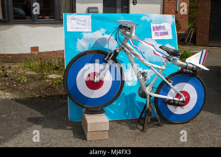 Scorton, UK. Scorton Barrow et bicyclettes peuvent vacances de banque, 4 mai 2018. Scorton Bikes & Barrows Festival est le premier mai bank holiday weekend - regarder dehors pour la décoration des vélos et des brouettes tout autour du village. Le week-end sera re-enactment live events, tir à l'ARC, 2 jours de fête de la musique, d'une exposition canine, des foires artisanales et des jeux pour enfants et des attractions. Credit : Cernan Elias/Alamy Live News Banque D'Images