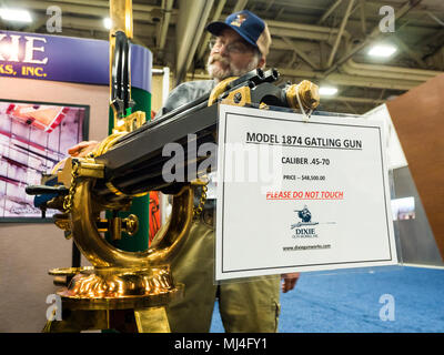 Dallas, USA. 4 mai, 2018. Dallas, Texas, 04/05/2018 - Membre de la National Rifle Association examine une réplique d'une mitrailleuse Gatling qui existaient en 1874. Prix spécial à $48,500 USD Crédit : J. G. Domke/Alamy Live News Banque D'Images